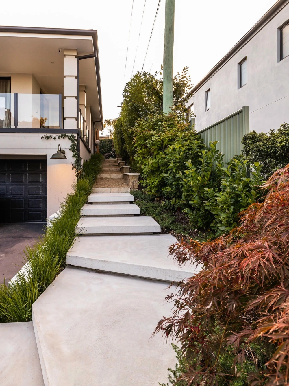 Mẫu sân vườn đẹp có bể bơi thư giãn cho cả gia đình vào mùa hè