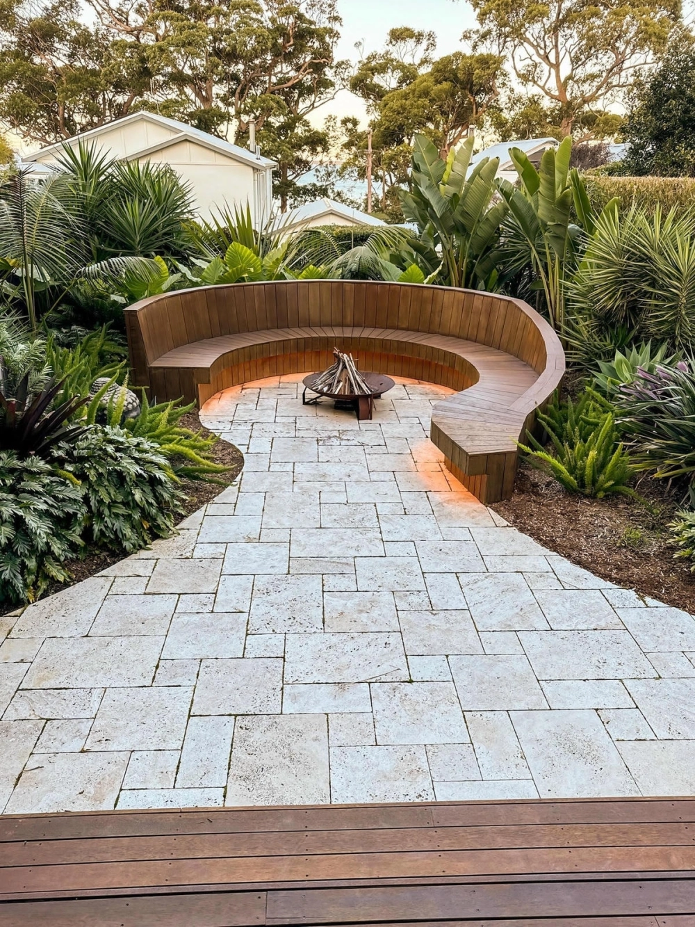 Mẫu sân vườn đẹp mang phong cách nhiệt đới với cây lá bản to xanh mát