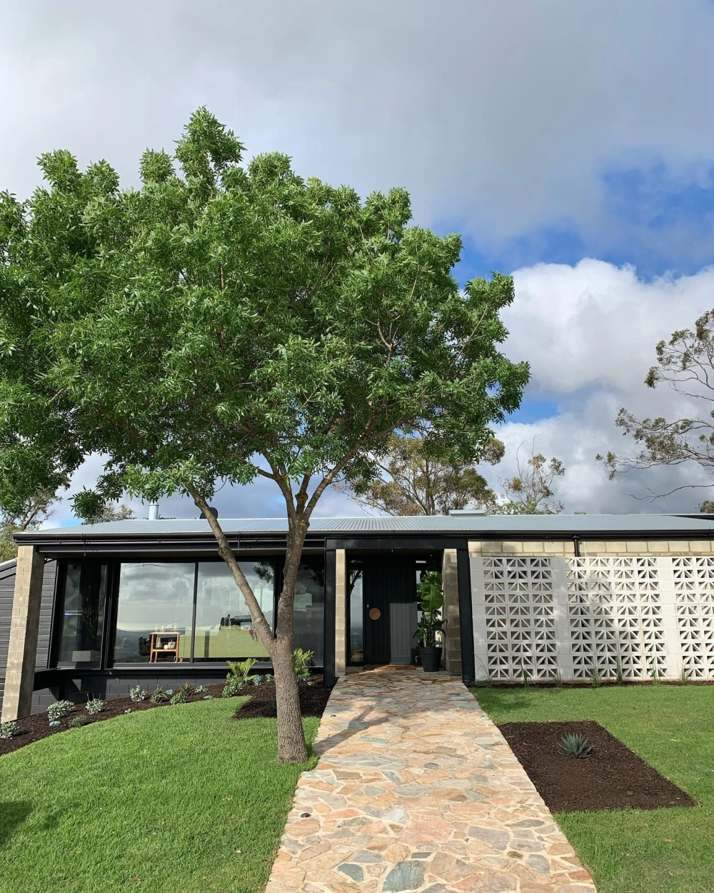 Mẫu tiểu cảnh sân vườn đẹp cho góc cầu thang hoặc giếng trời thêm sinh động