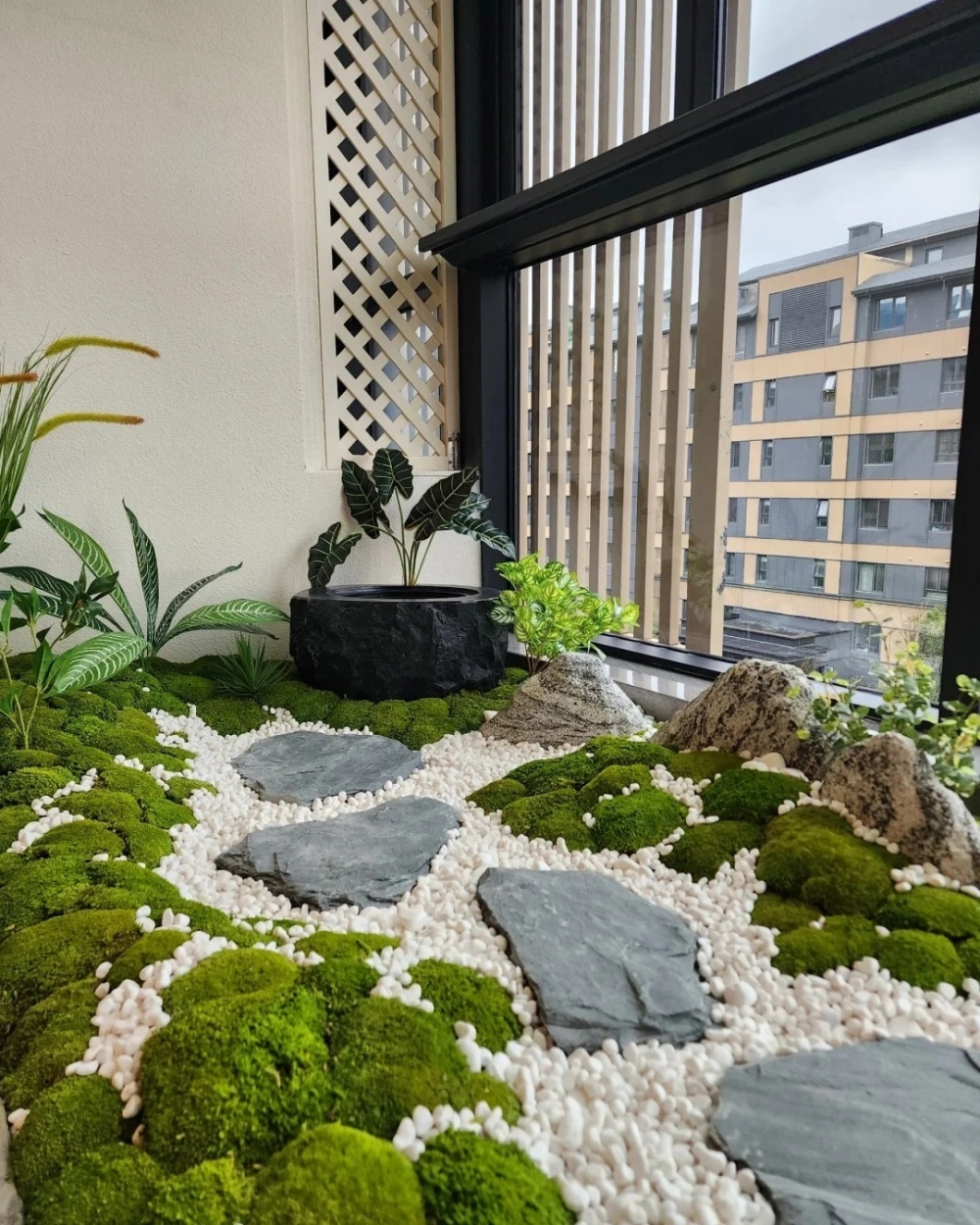 Mẫu sân vườn đẹp cho biệt thự tân cổ điển đầy tinh tế với hoa hồng và đài phun nước