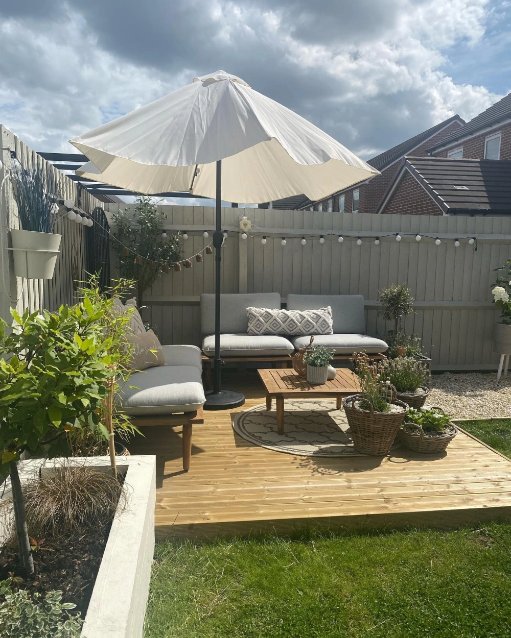 Lắp đặt thanh đà sàn gỗ sân vườn tạo hệ khung xương vững chắc