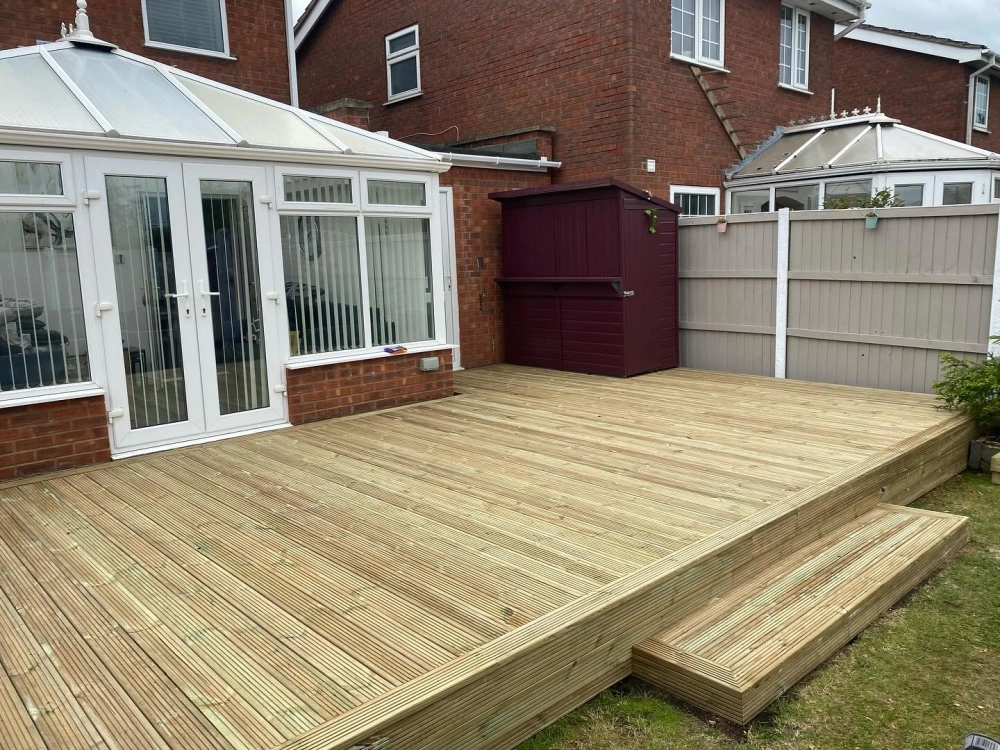 Đánh giá độ bền của sàn gỗ sân vườn nhựa so với gỗ thật