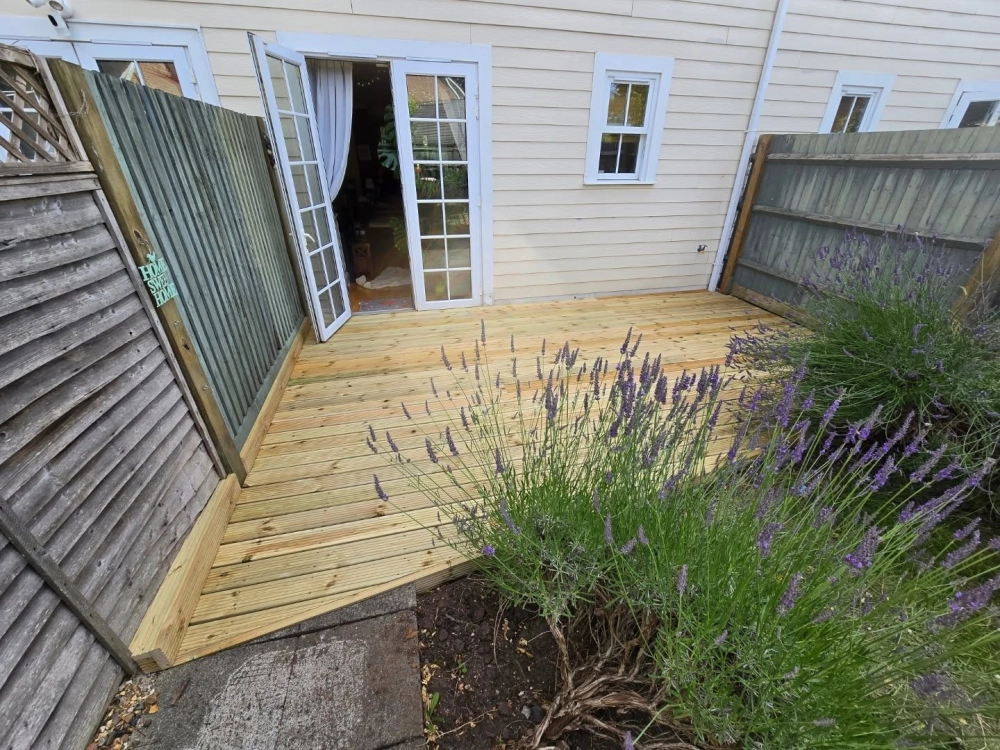 Cách làm sạch sàn gỗ sân vườn đơn giản giúp bề mặt luôn bóng đẹp