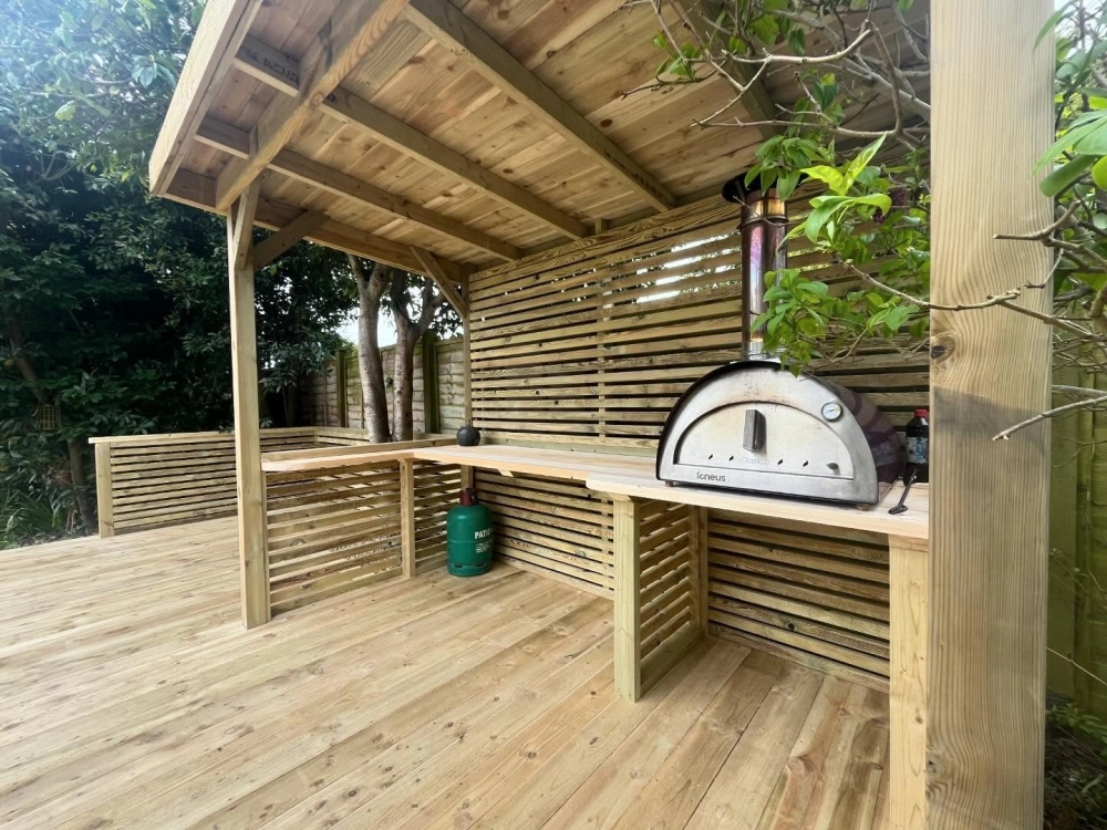 Sàn gỗ nhựa ngoài trời màu nâu trầm ấm áp cho không gian nghỉ dưỡng