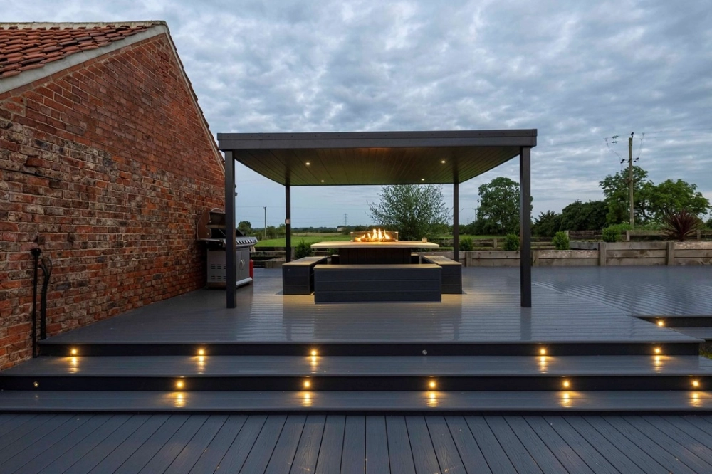 Sàn gỗ sân vườn lối đi dẫn vào biệt thự sang trọng