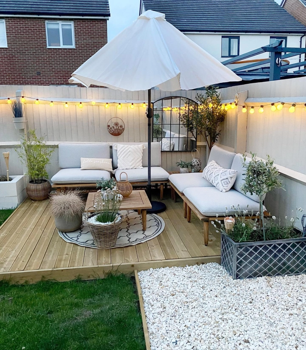 Sàn gỗ sân vườn tự nhiên mang lại vẻ đẹp mộc mạc cho cảnh quan