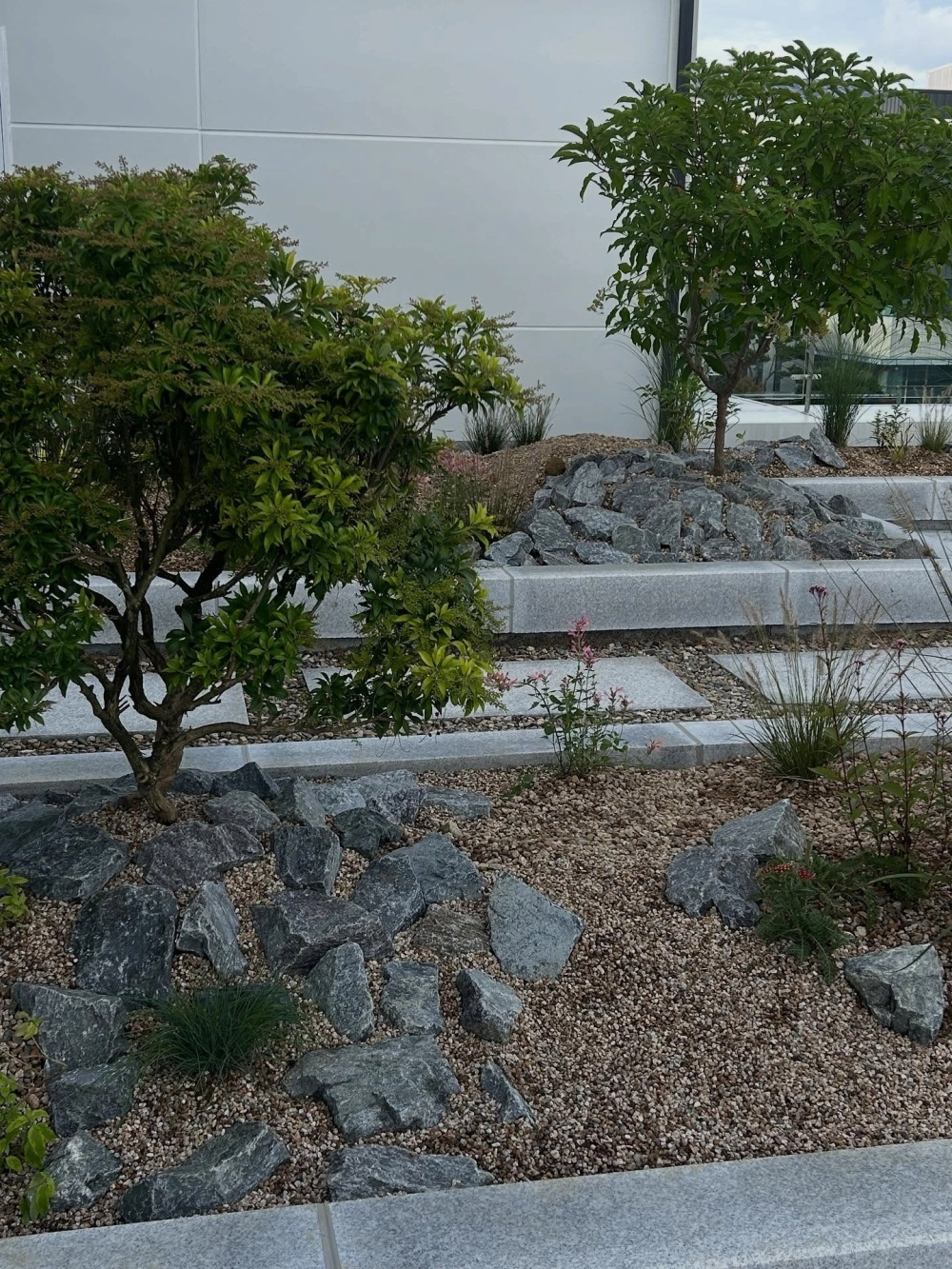 Thiết kế sân thượng đẹp phong cách vintage với đồ gỗ cũ