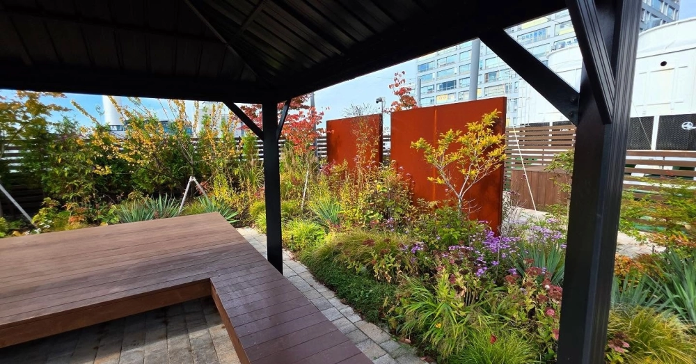 Mẫu sân thượng đẹp chill với võng nằm thư giãn