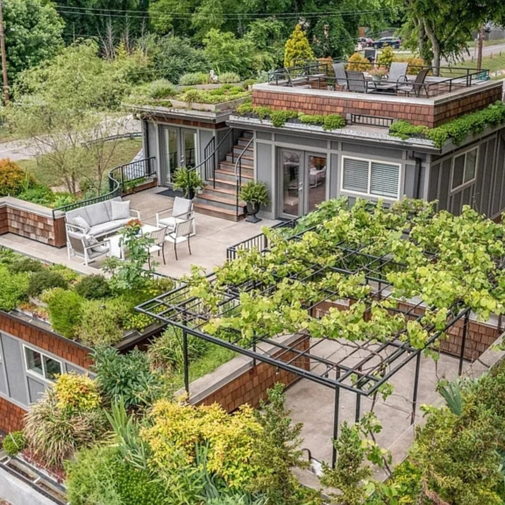 Vườn trên sân thượng đẹp với hệ thống tưới tự động