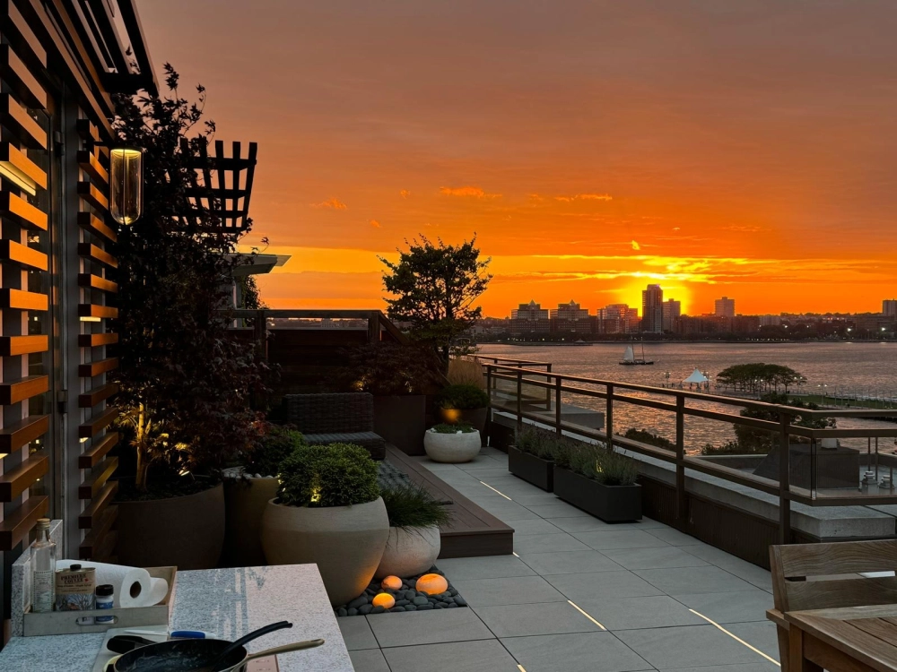 Mẫu sân thượng đẹp có mái che hiện đại bằng kính