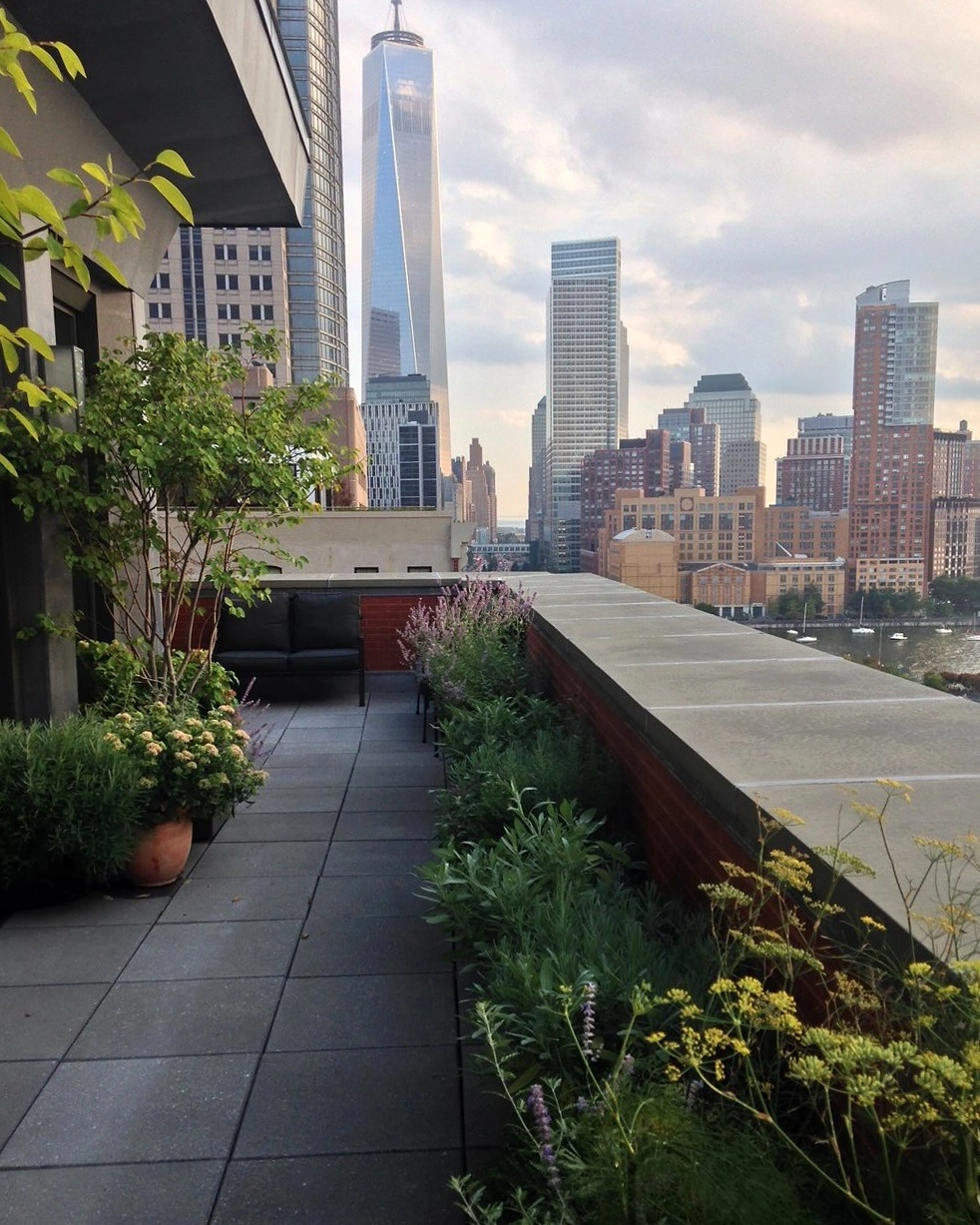 Thiết kế sân thượng đẹp chill với đèn dây trang trí