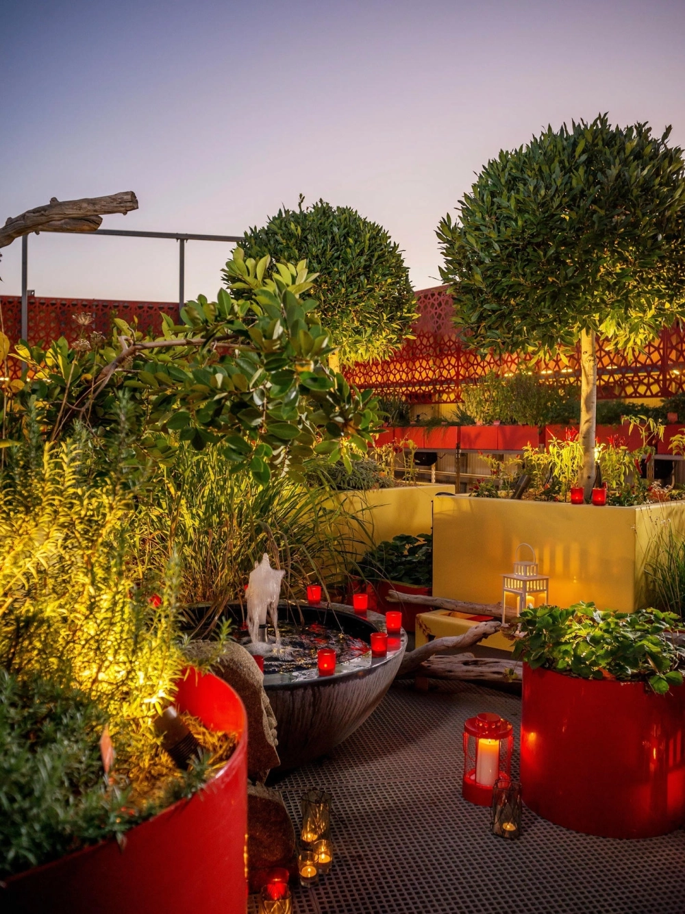 Mẫu thiết kế sân thượng đẹp với không gian xanh mát hiện đại