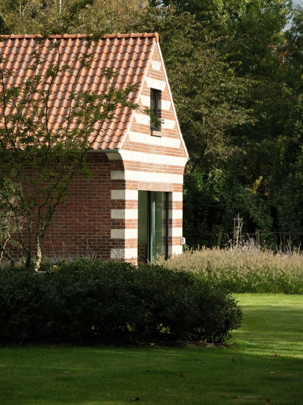 Mẫu thiết kế sân vườn biệt thự đẹp với thảm cỏ xanh mướt