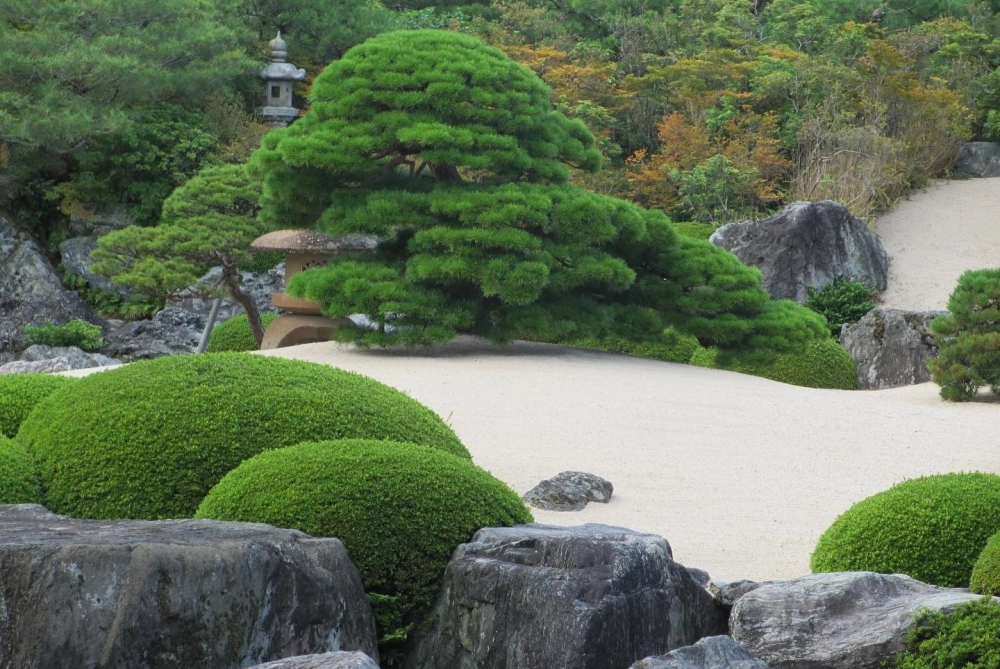 Sân vườn biệt thự 2 mặt tiền thoáng đãng và bề thế