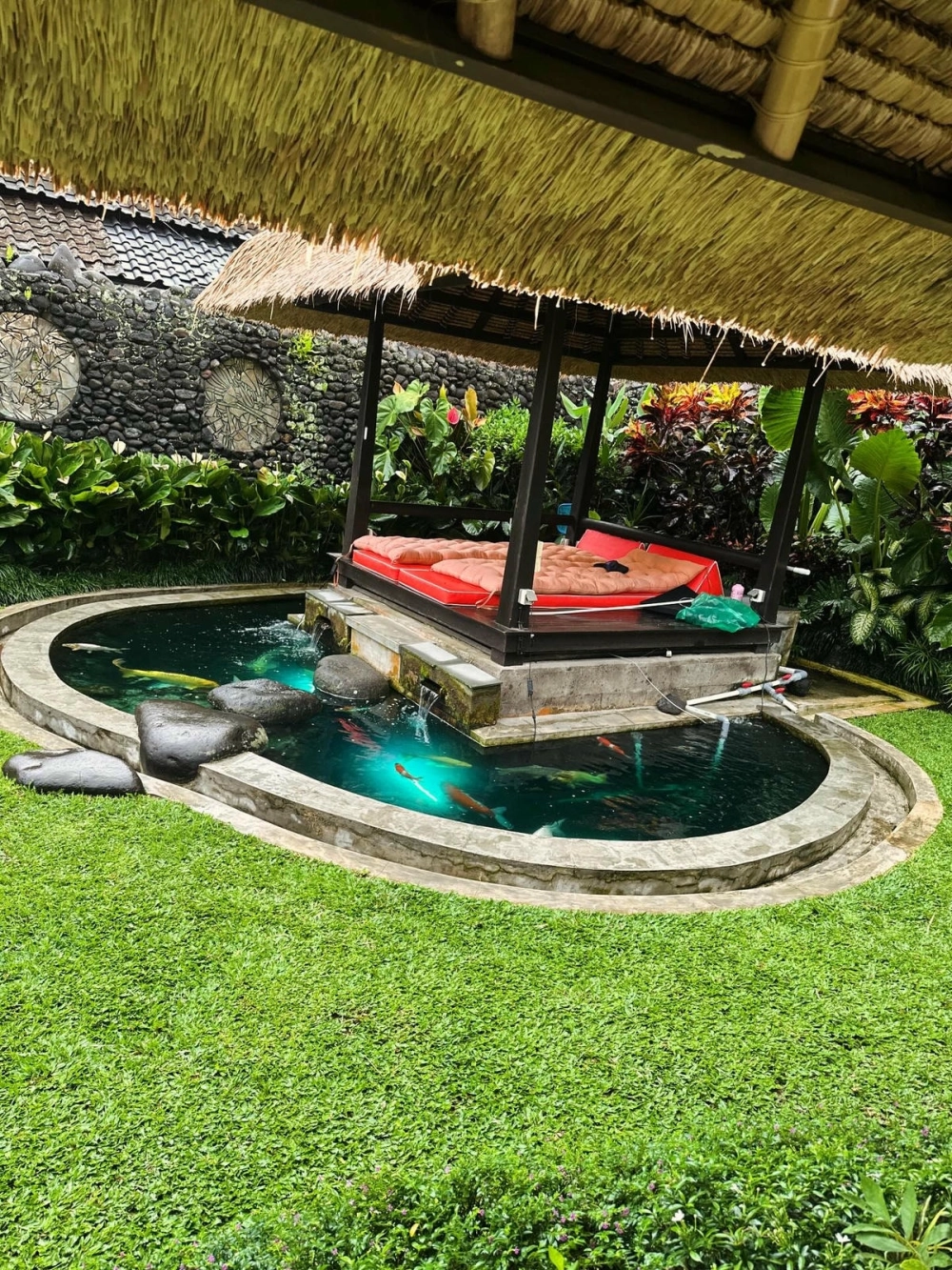 Mẫu thiết kế sân vườn có ao cá đẹp hài hòa với thiên nhiên