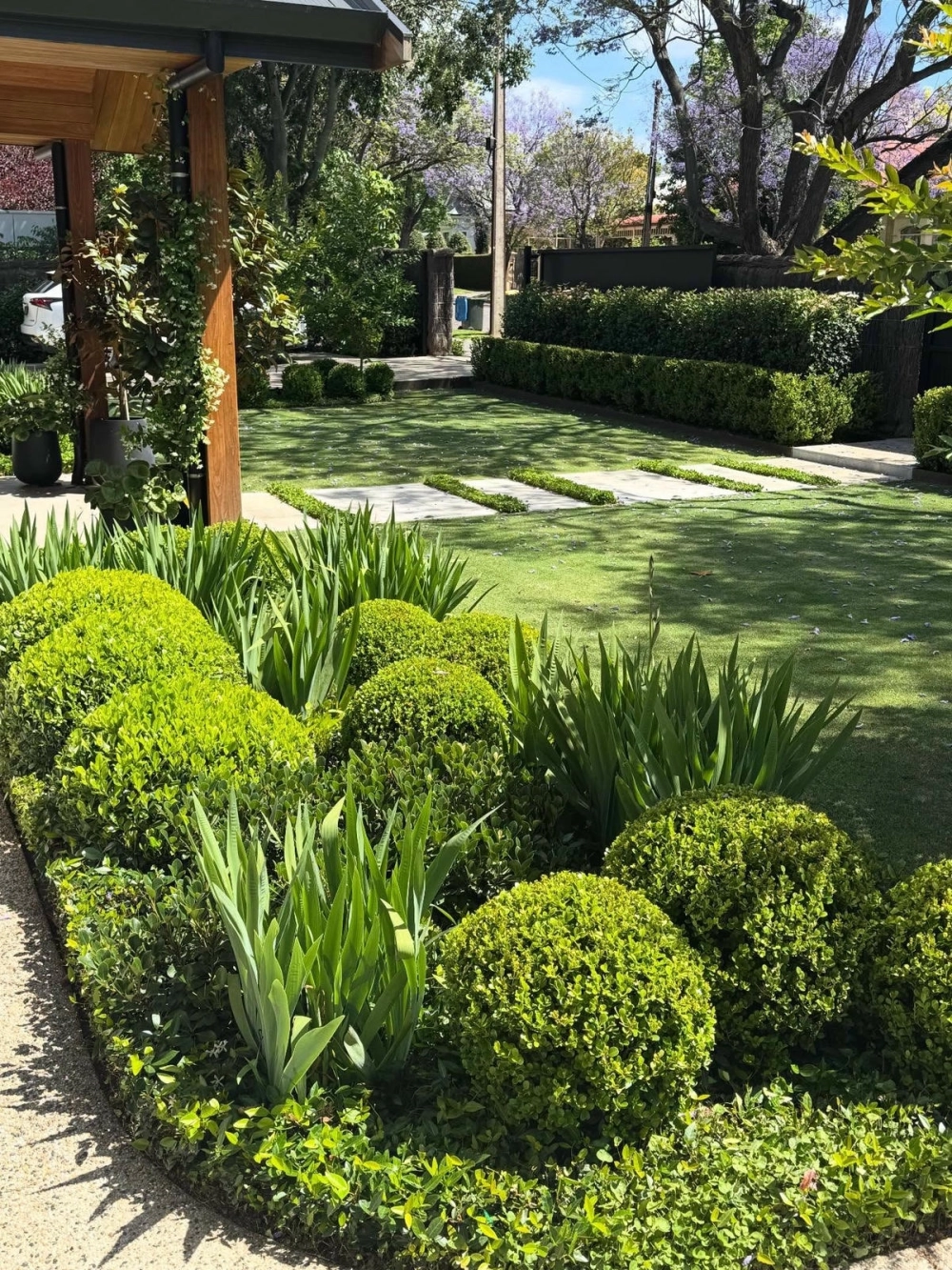 Khu vực sân vườn hiện đại có lò nướng bbq cho những bữa tiệc