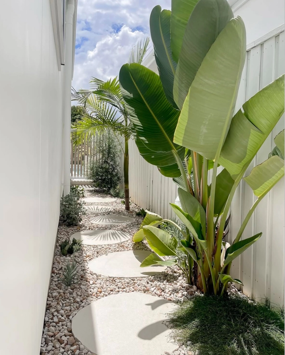 Thiết kế tường rào sân vườn hiện đại bảo vệ không gian riêng tư