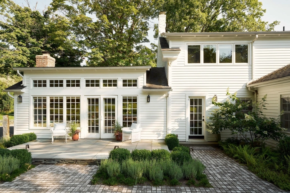 Sân vườn hiện đại tối giản với thảm cỏ xanh mướt