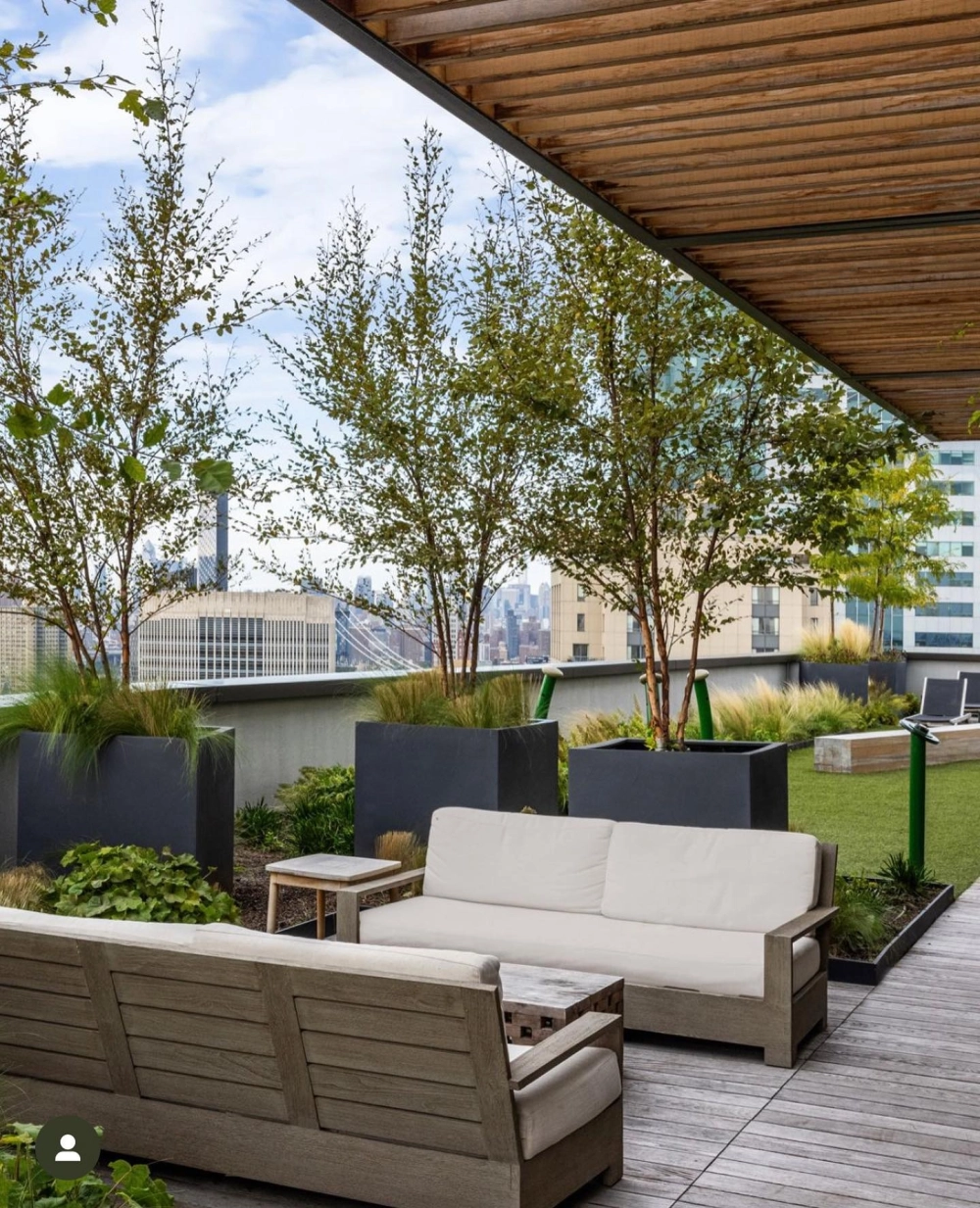 Màu sắc chủ đạo sân vườn hiện đại tông xám và trắng thanh lịch