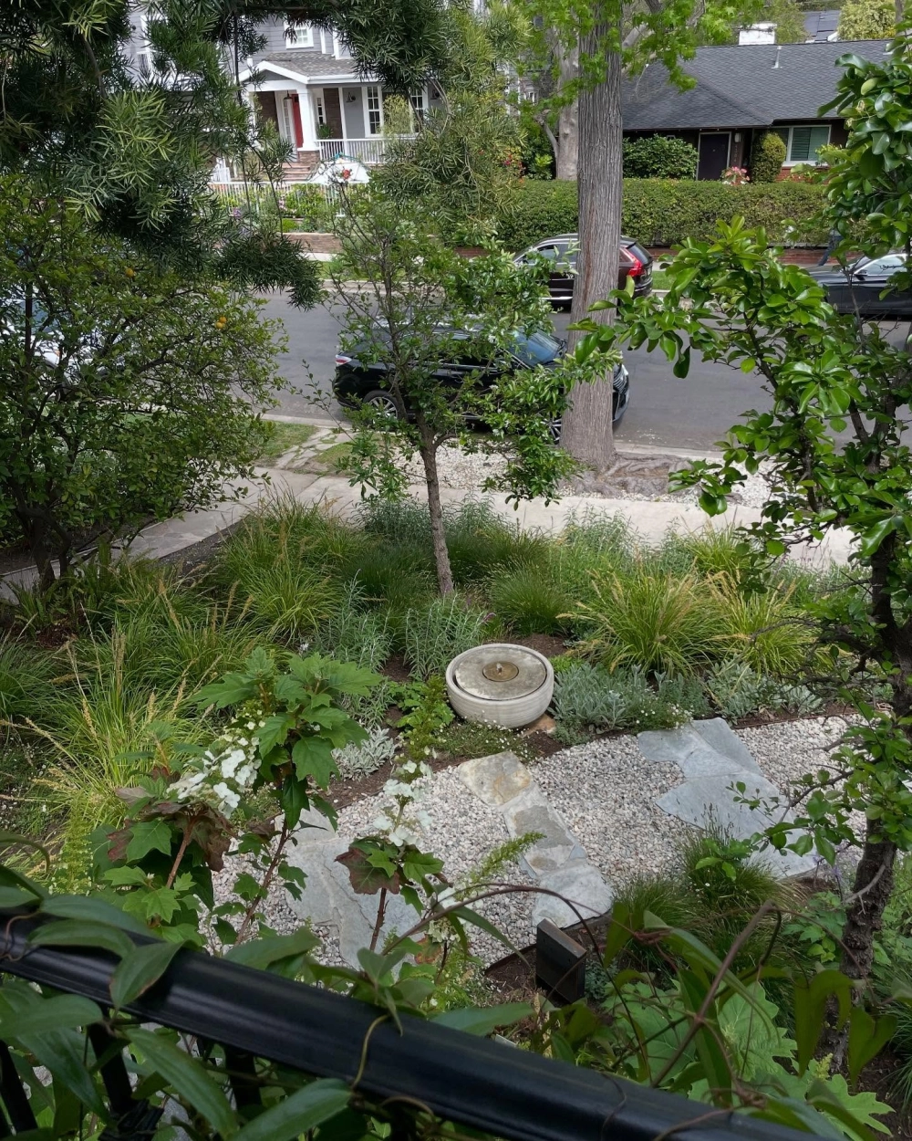 Hàng rào sân vườn mini bằng gỗ trắng thanh lịch