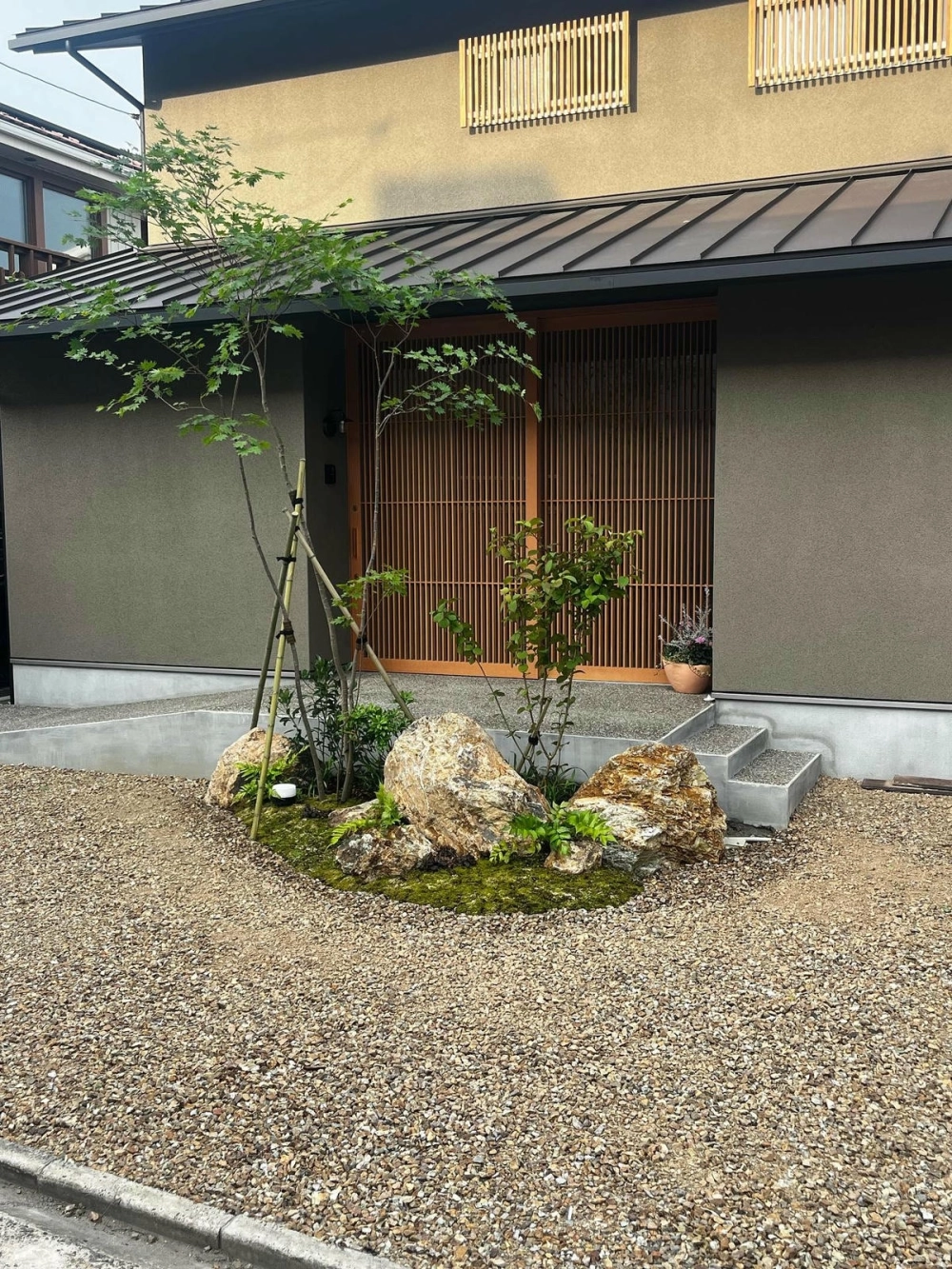 Hồ cá mini trước nhà kết hợp thác nước nhỏ