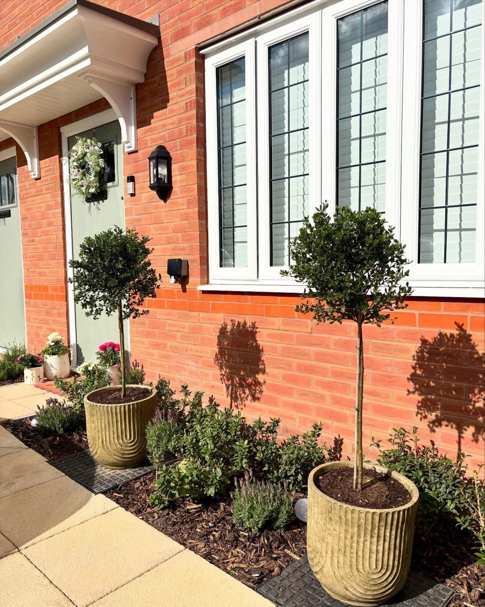 Tiểu cảnh mini trước nhà đẹp với hồ cá nhỏ