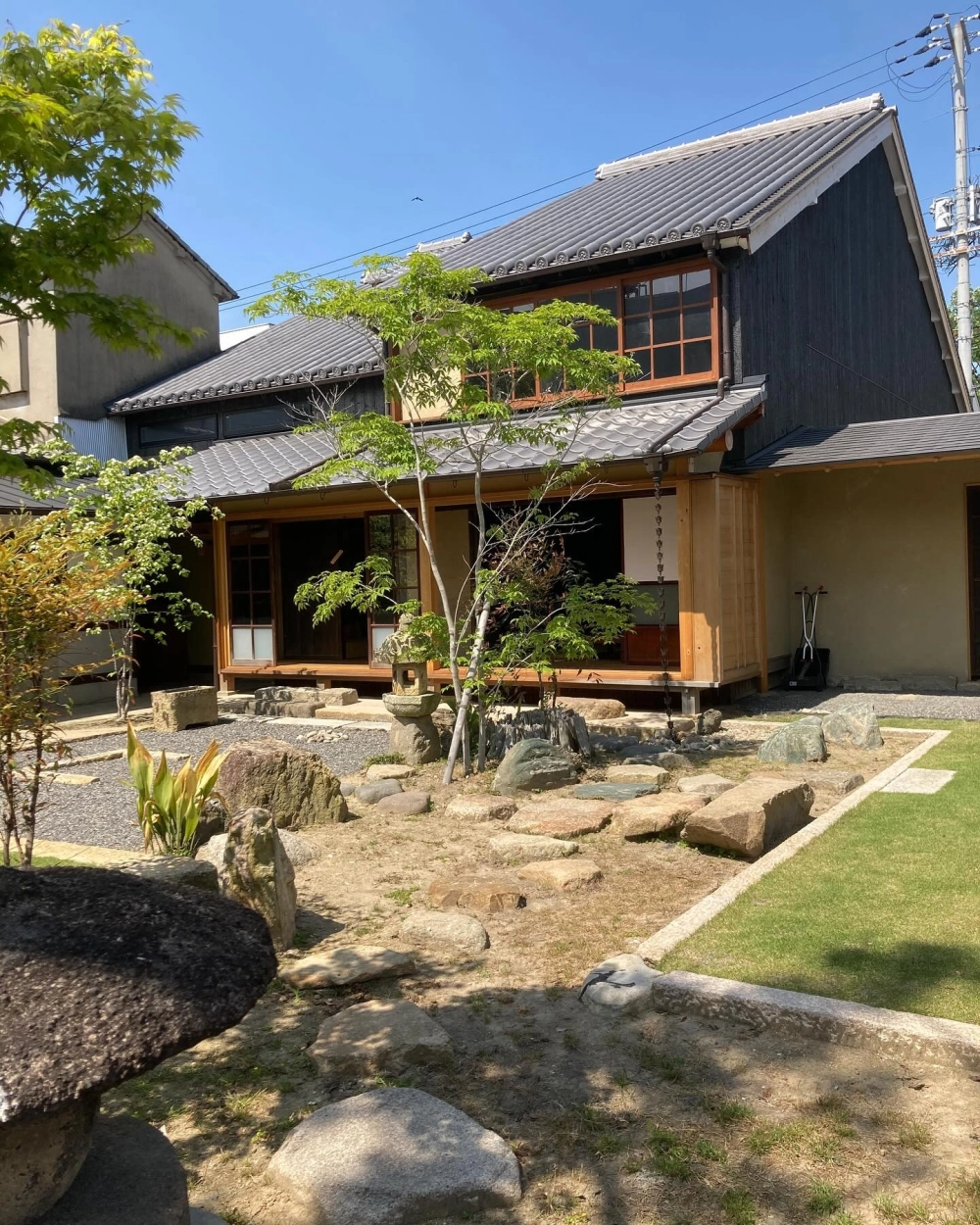 Mẫu sân vườn nhà phố đẹp hiện đại với lối đi rải sỏi