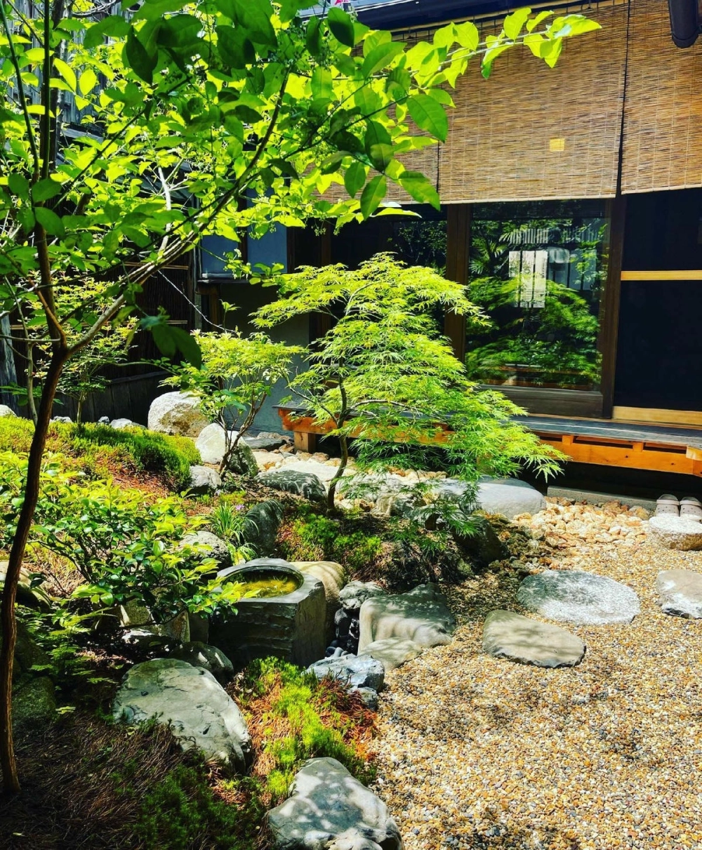 Lối đi sân vườn nhà phố lót đá tự nhiên