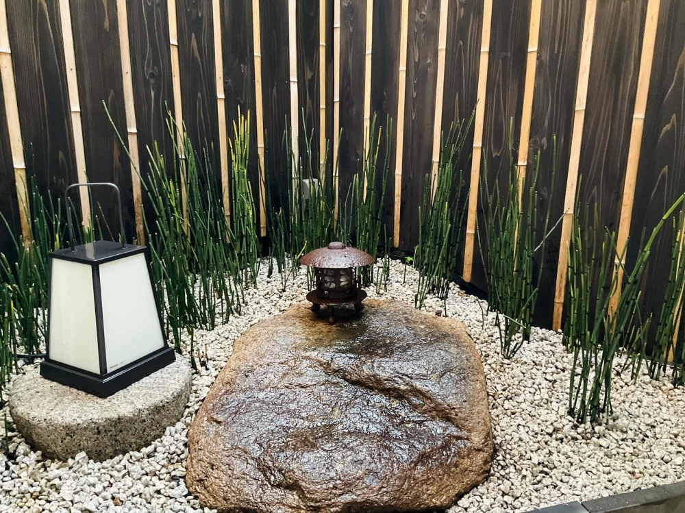 Tiểu cảnh sân vườn nhà phố dưới chân cầu thang