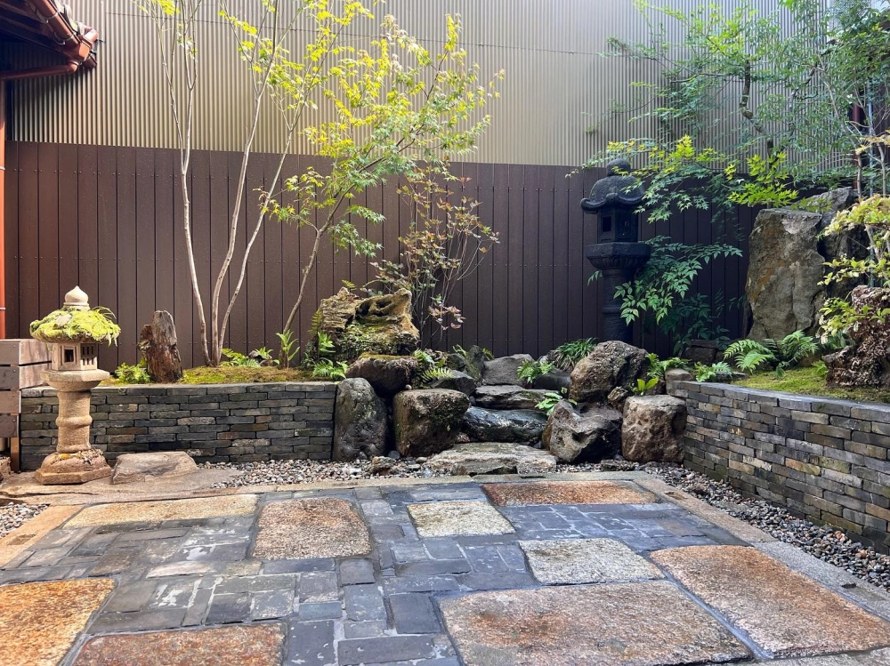 Mẫu sân vườn nhà phố đẹp hiện đại với gỗ nhựa