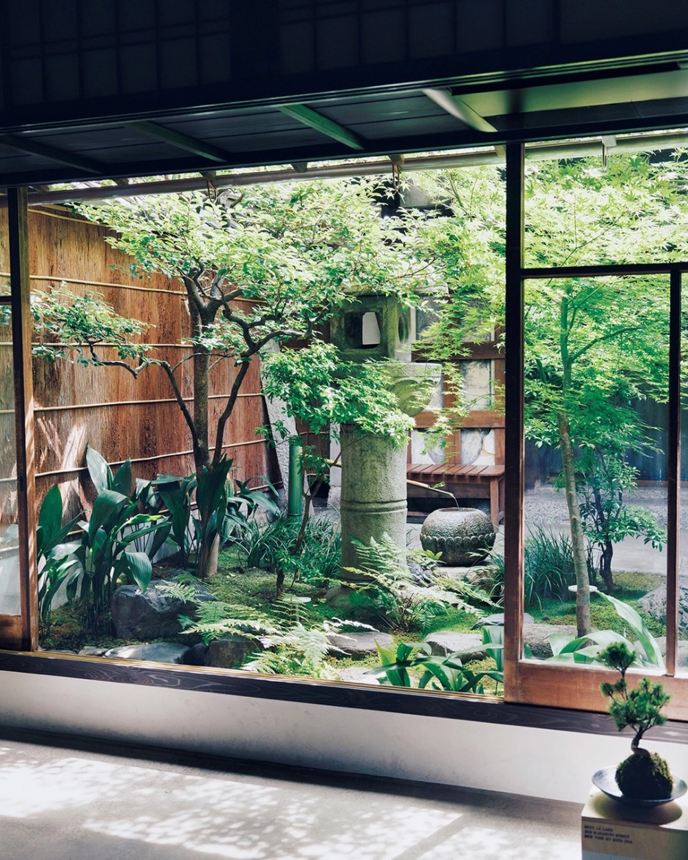 Bàn uống trà sân vườn nhật bản đặt dưới tán cây xanh