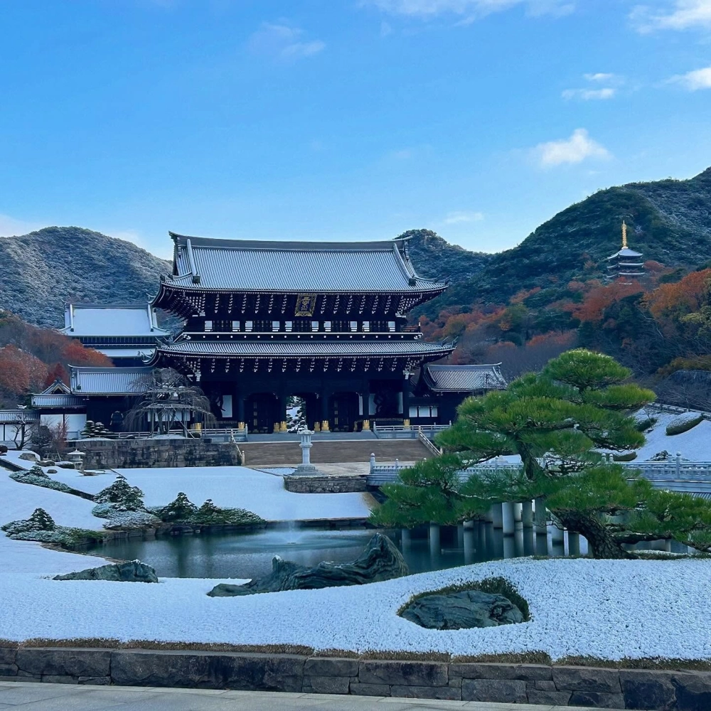 Tiểu cảnh sân vườn nhật bản trong nhà với bồn nước đá