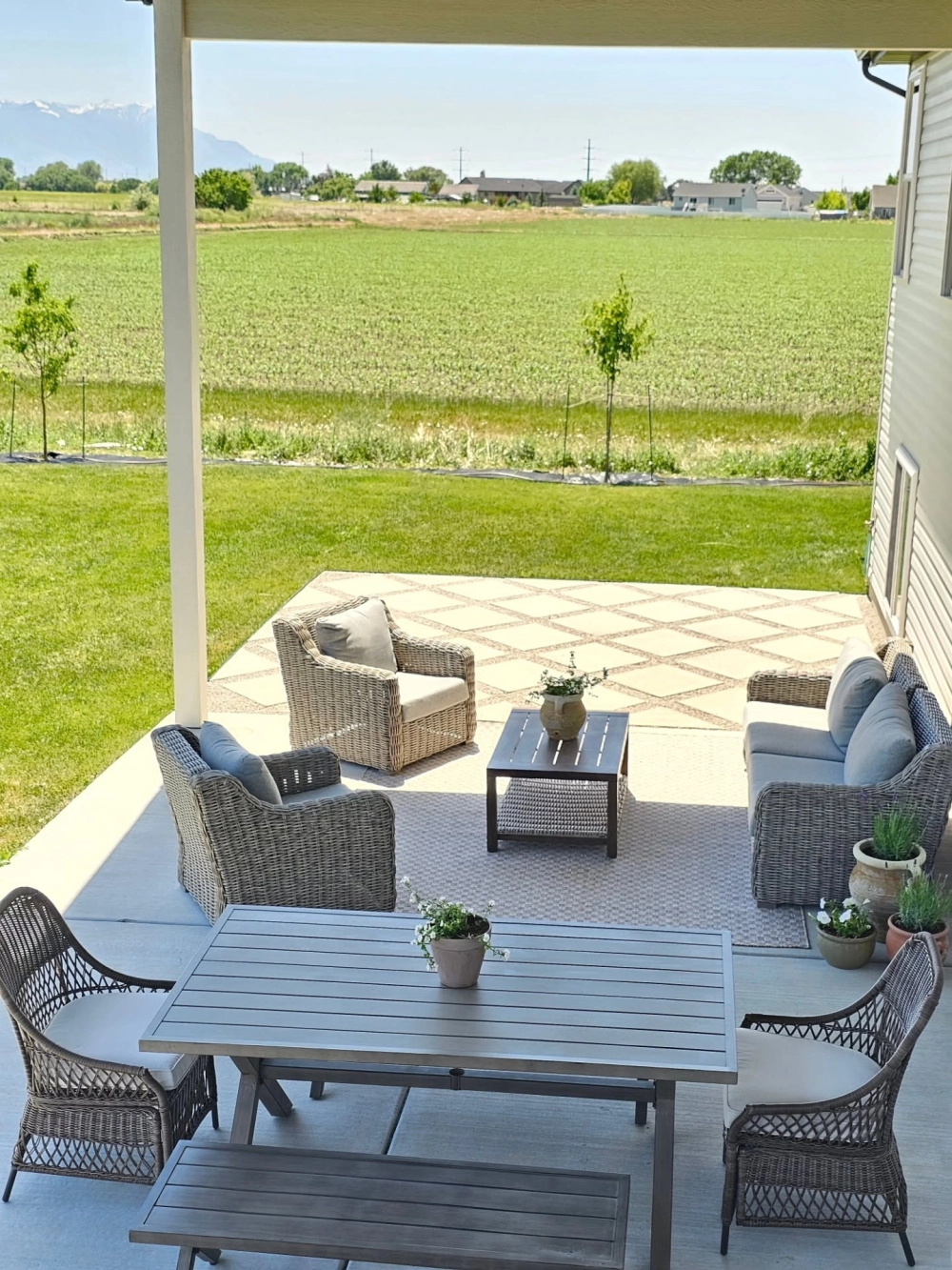 Bộ bàn ghế sắt nghệ thuật sân vườn Châu Âu đặt dưới tán cây