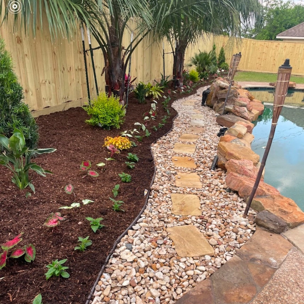 Bố cục đối xứng sân vườn Châu Âu tạo nên vẻ đẹp trang trọng