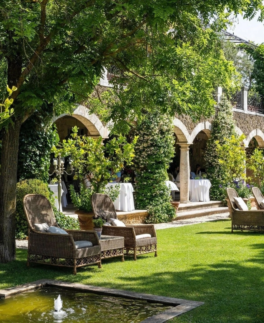 Chòi nghỉ sân vườn Châu Âu (gazebo) bằng gỗ sơn trắng thanh lịch