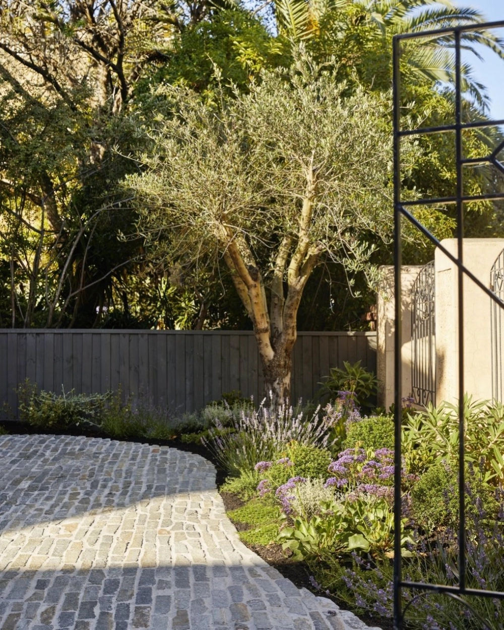 Không gian sân vườn phong cách Châu Âu hiện đại với lối đi tối giản