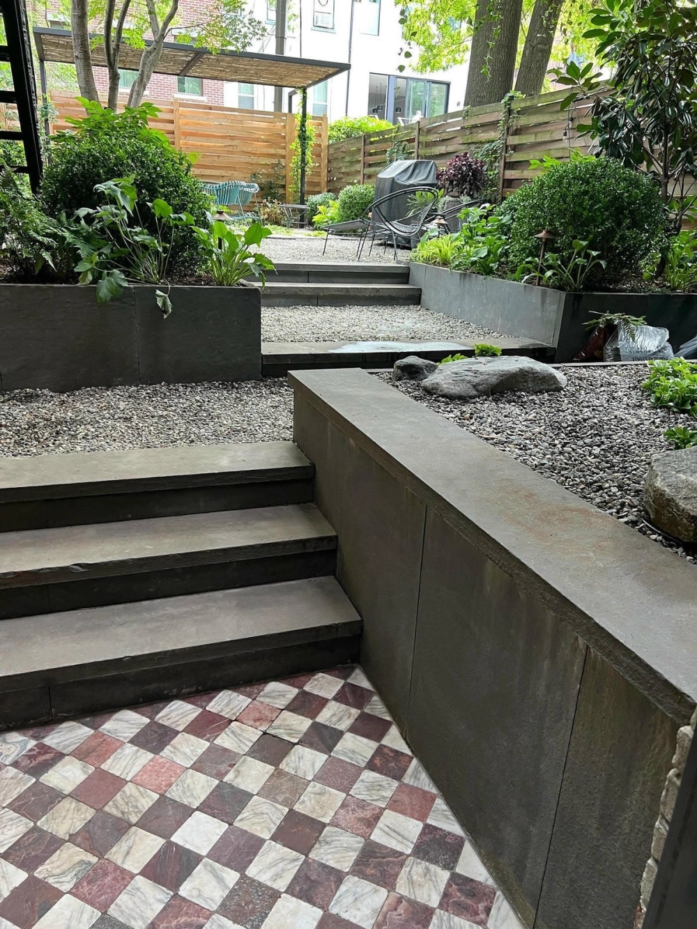 Phối hợp sỏi ba màu sinh động cho khu vực sân chơi