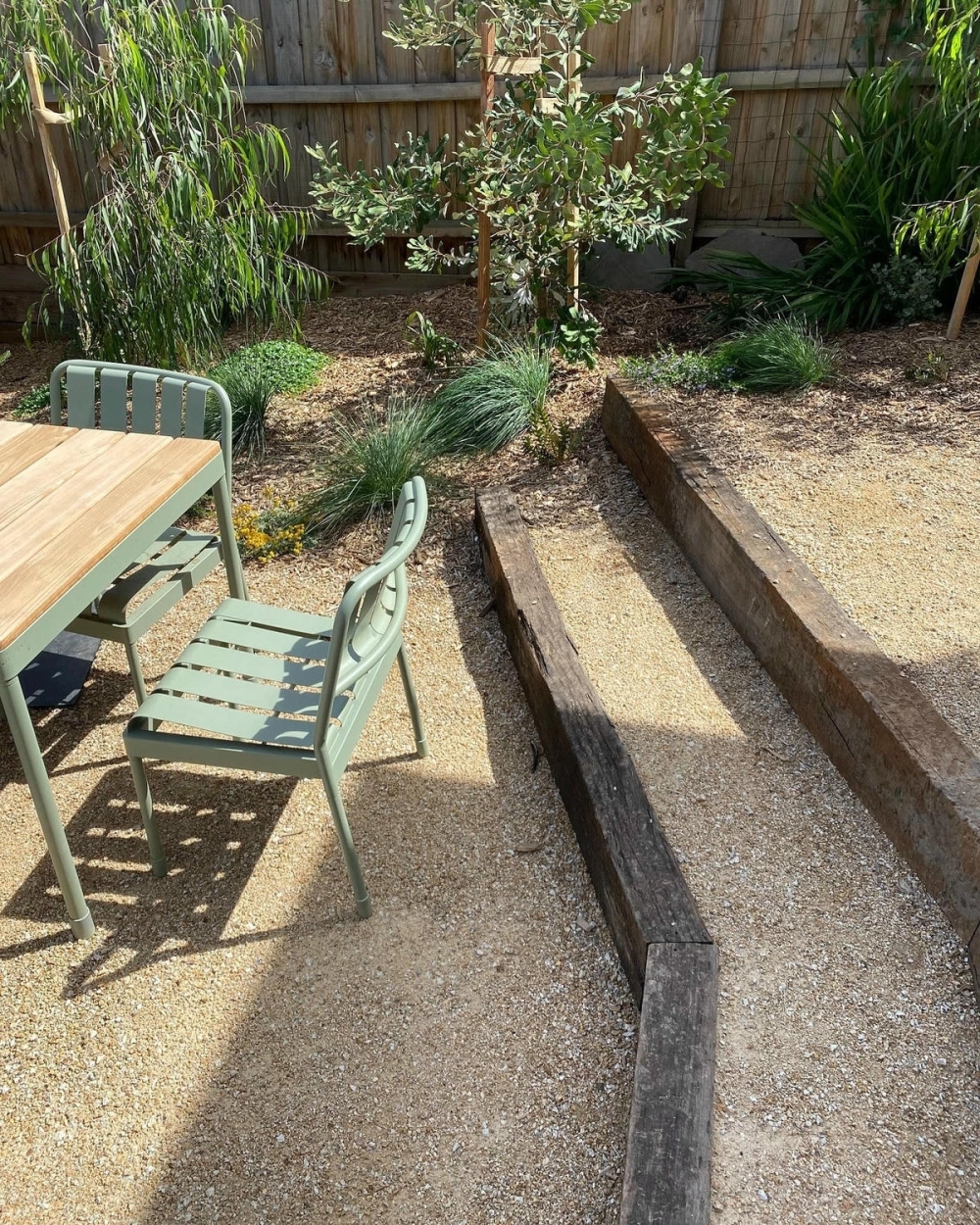 Tiểu cảnh sỏi đá kết hợp cây xanh cho không gian hẹp