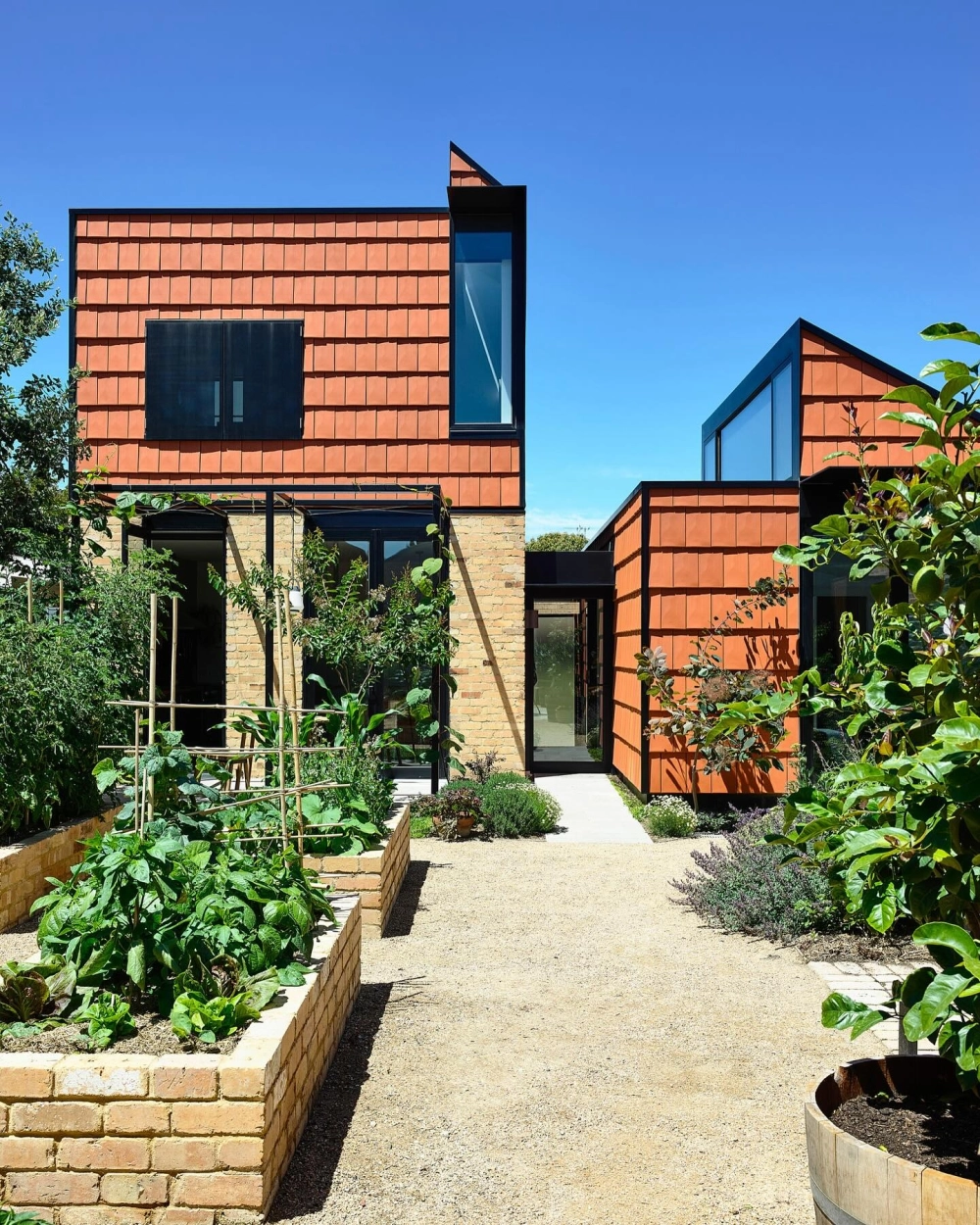 Sỏi cuội lớn trang trí quanh khu vực thác nước nhân tạo