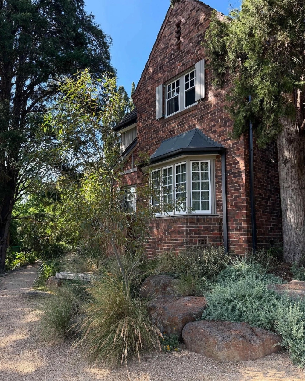 Mẫu sân vườn rải sỏi kết hợp đèn trang trí lung linh