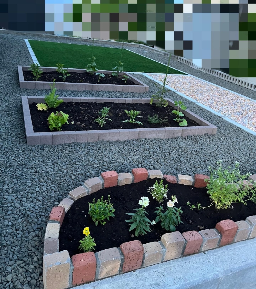 Lắp đặt lưới lót rải sỏi sân vườn để ngăn cỏ dại mọc