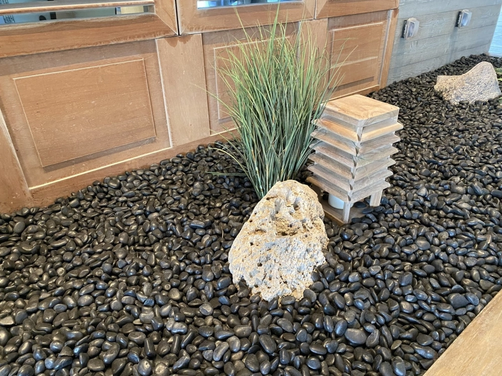 Gợi ý cách rải sỏi sân vườn đẹp phối hợp nhiều kích thước