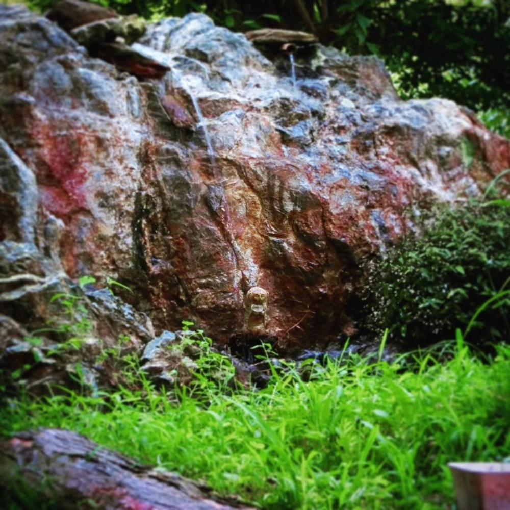 Thác nước sân vườn bằng kính sang trọng cho nhà phố