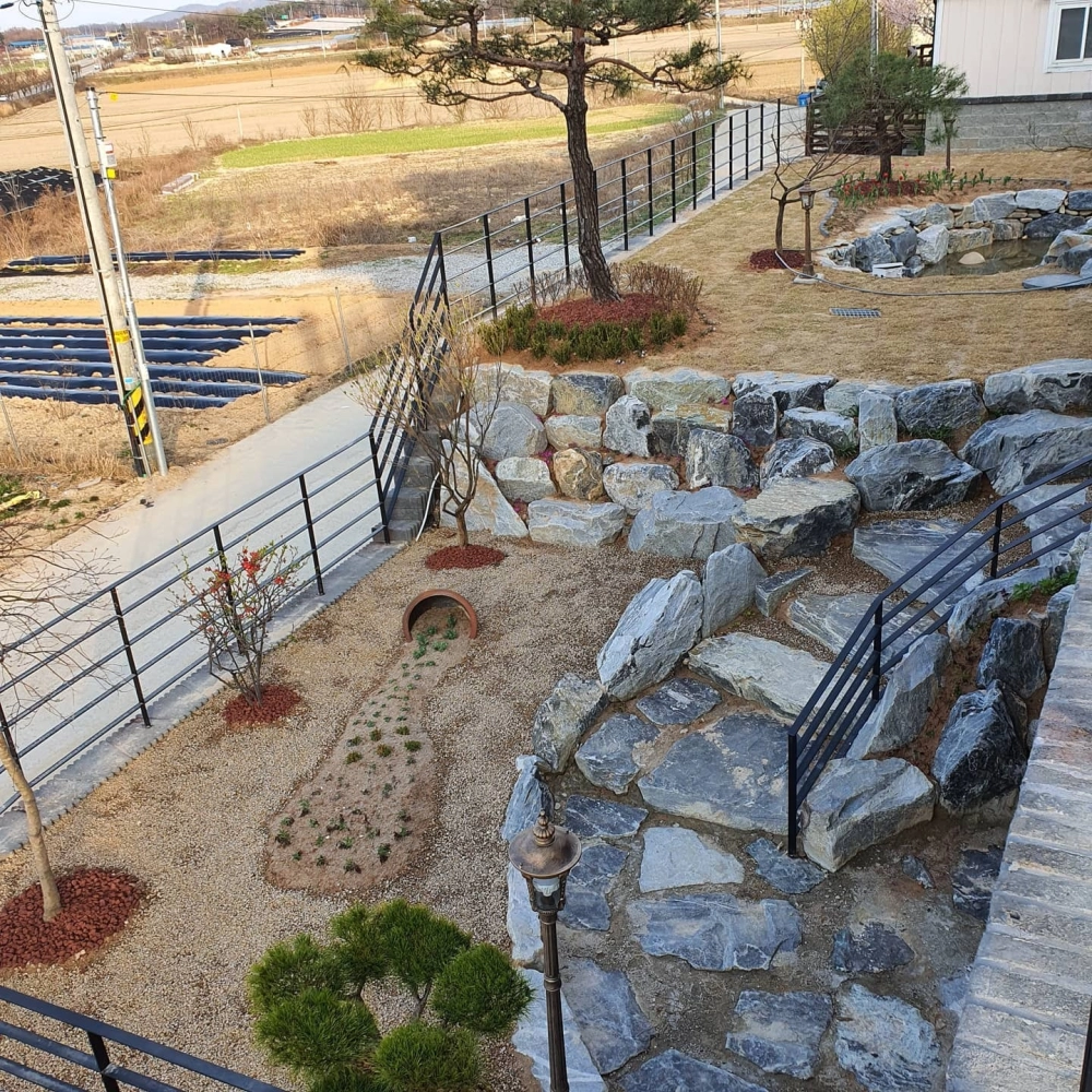 Mẫu thác nước sân vườn bằng đá cuội mộc mạc