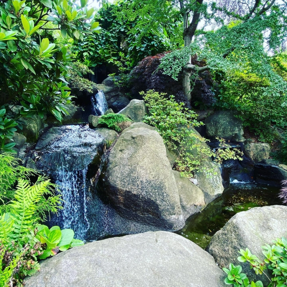 Mẫu thác nước sân vườn đẹp phong cách hiện đại