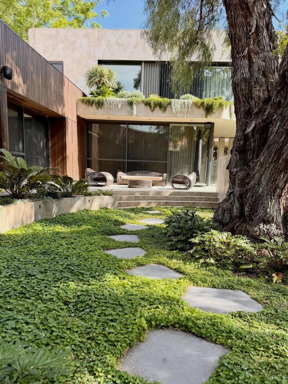 Cách thi công đường dạo sân vườn bằng đá tự nhiên đẹp mắt