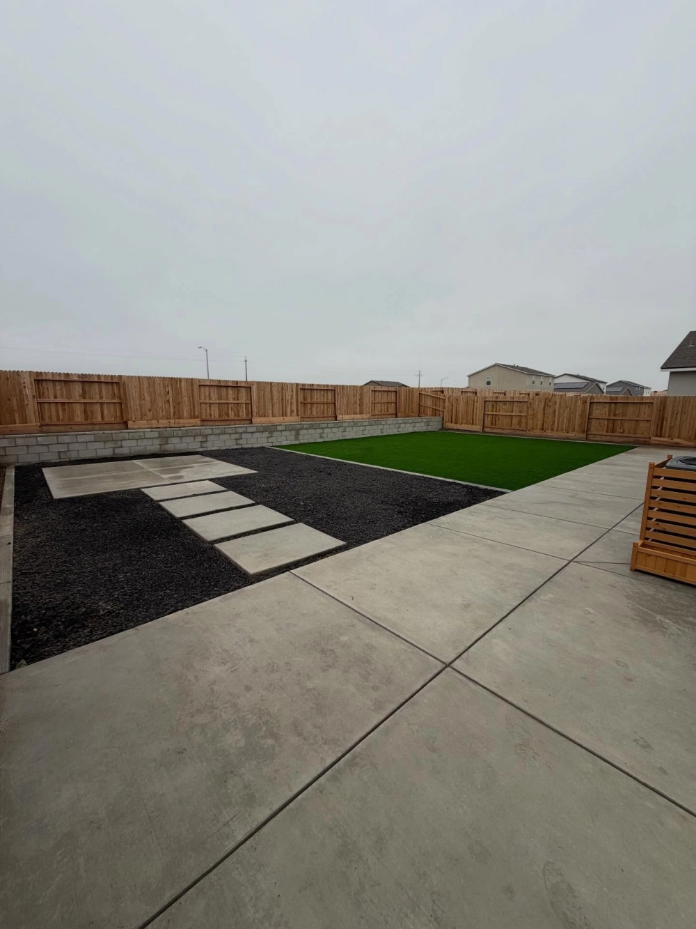 Thi công tiểu cảnh sân vườn dưới gầm cầu thang đầy tinh tế