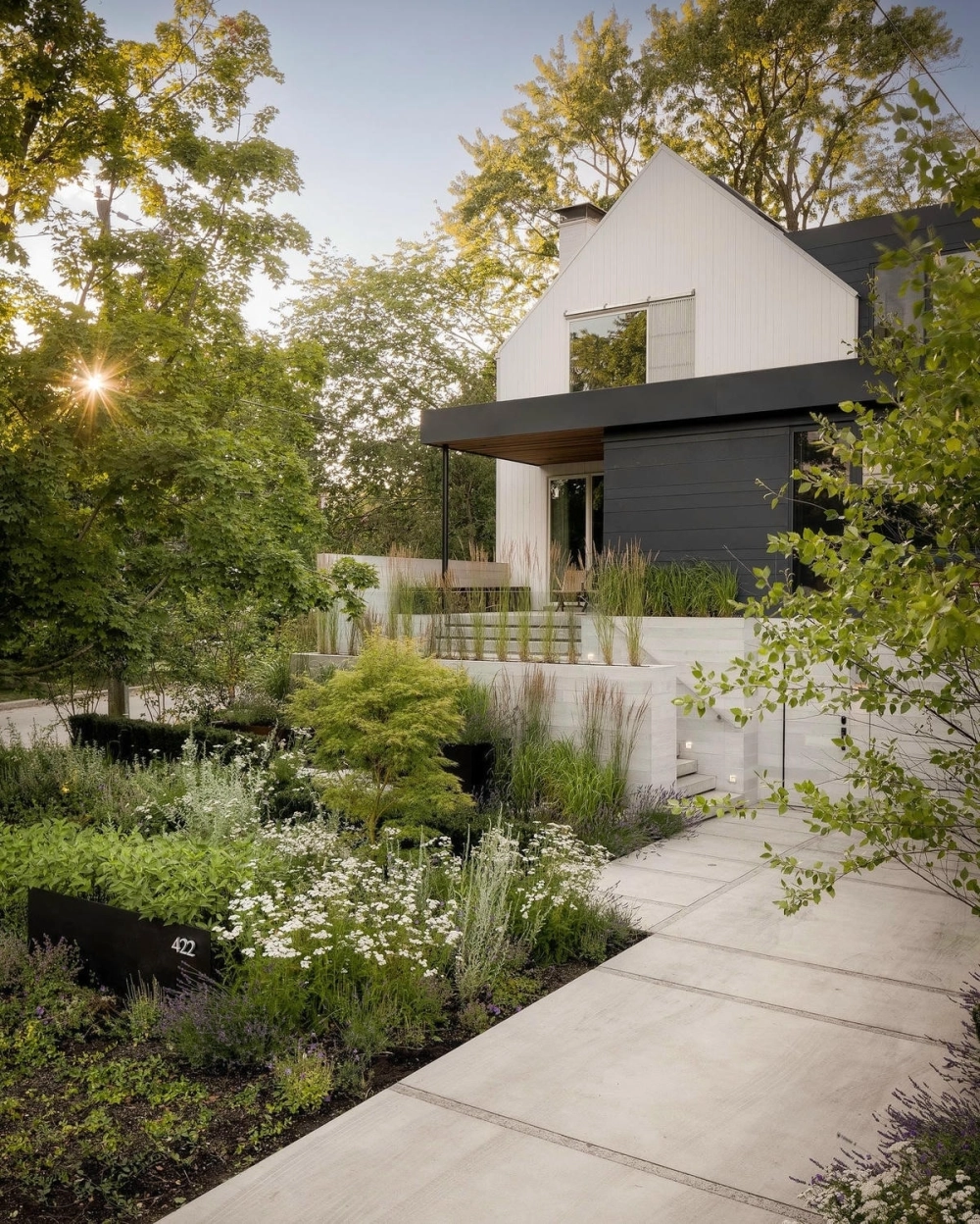 Lắp đặt hệ thống tưới sân vườn tự động giúp tiết kiệm nước