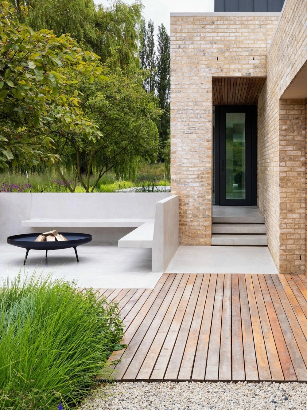 Dự án thi công sân vườn nhật bản với đá và sỏi trang trí