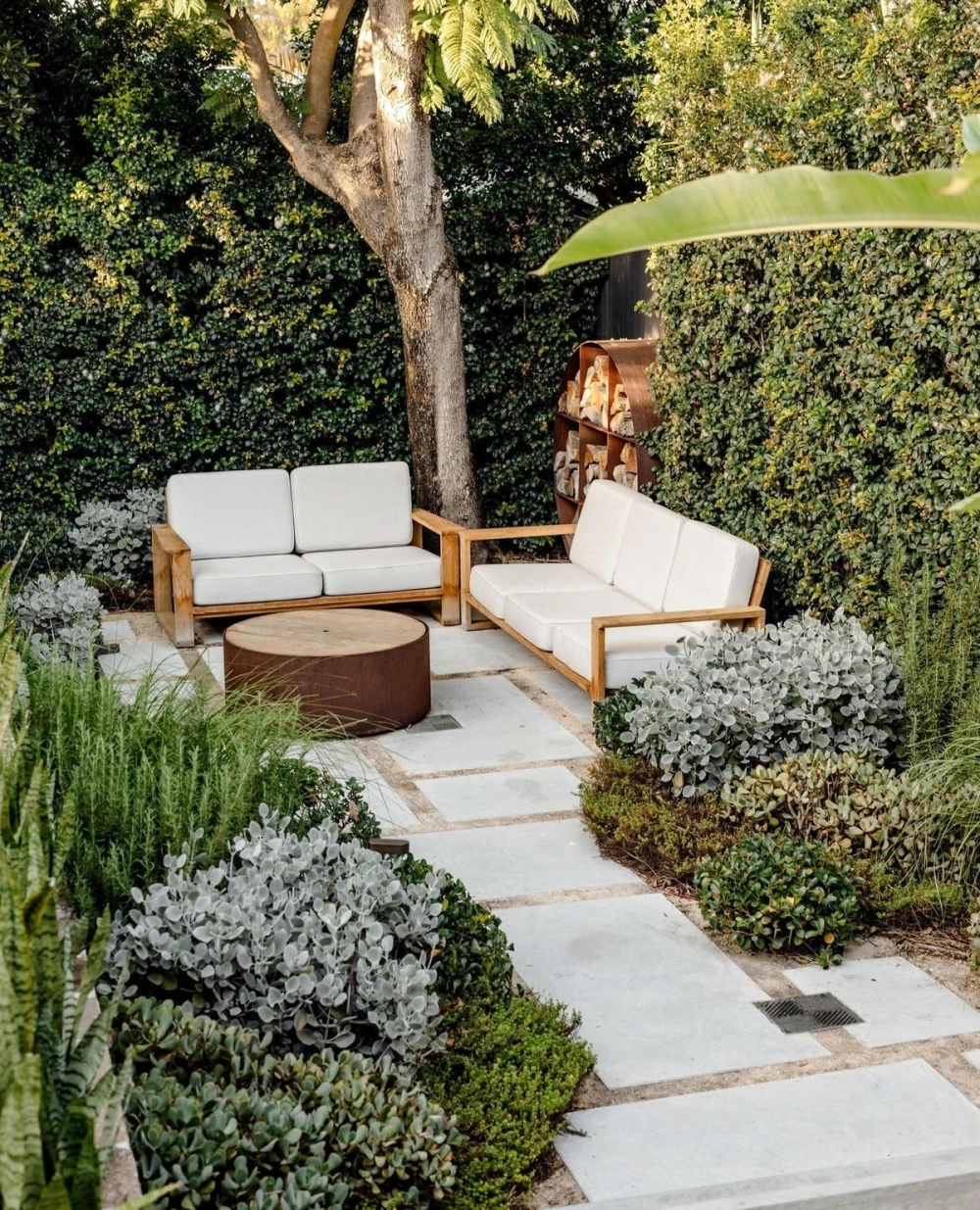 Hình ảnh kiến trúc sư thiết kế cảnh quan đang khảo sát thực địa